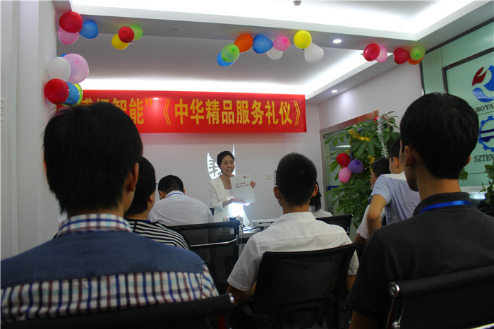 課程現(xiàn)場，學(xué)員們正在聚精會(huì)神的聽課