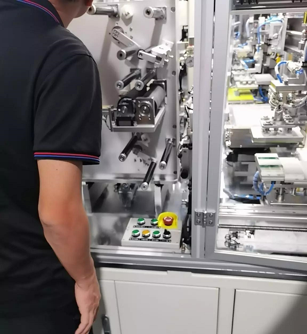 用于制片機(jī)和疊片機(jī)的伺服控制，提升電氣工程中IO精度的解決方案